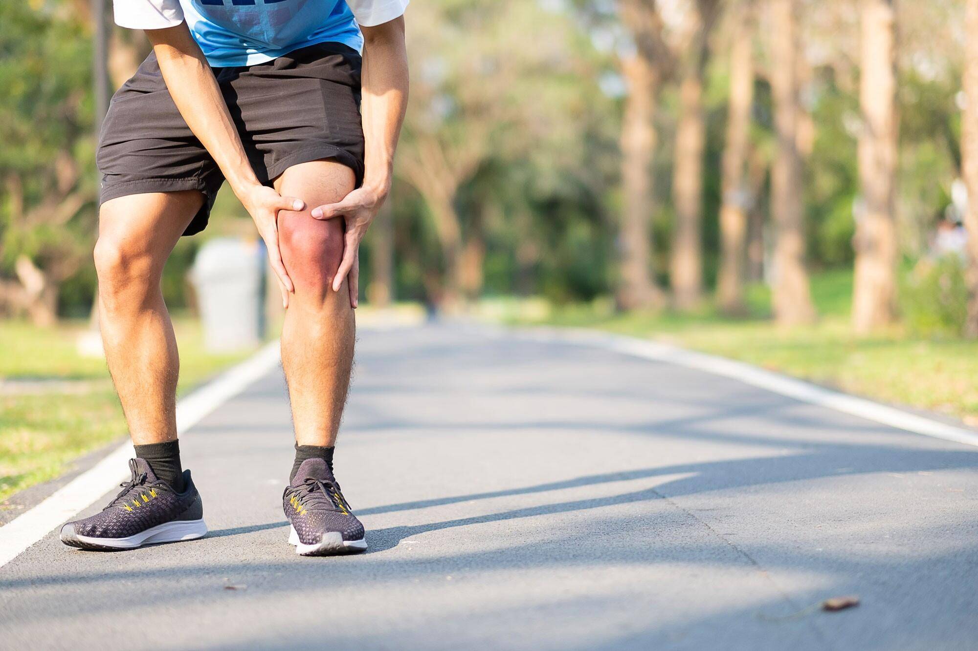 После бега болят колени что делать. Спортивные травмы. Бегуны колени. Колени при беге. Травмы колена бег.