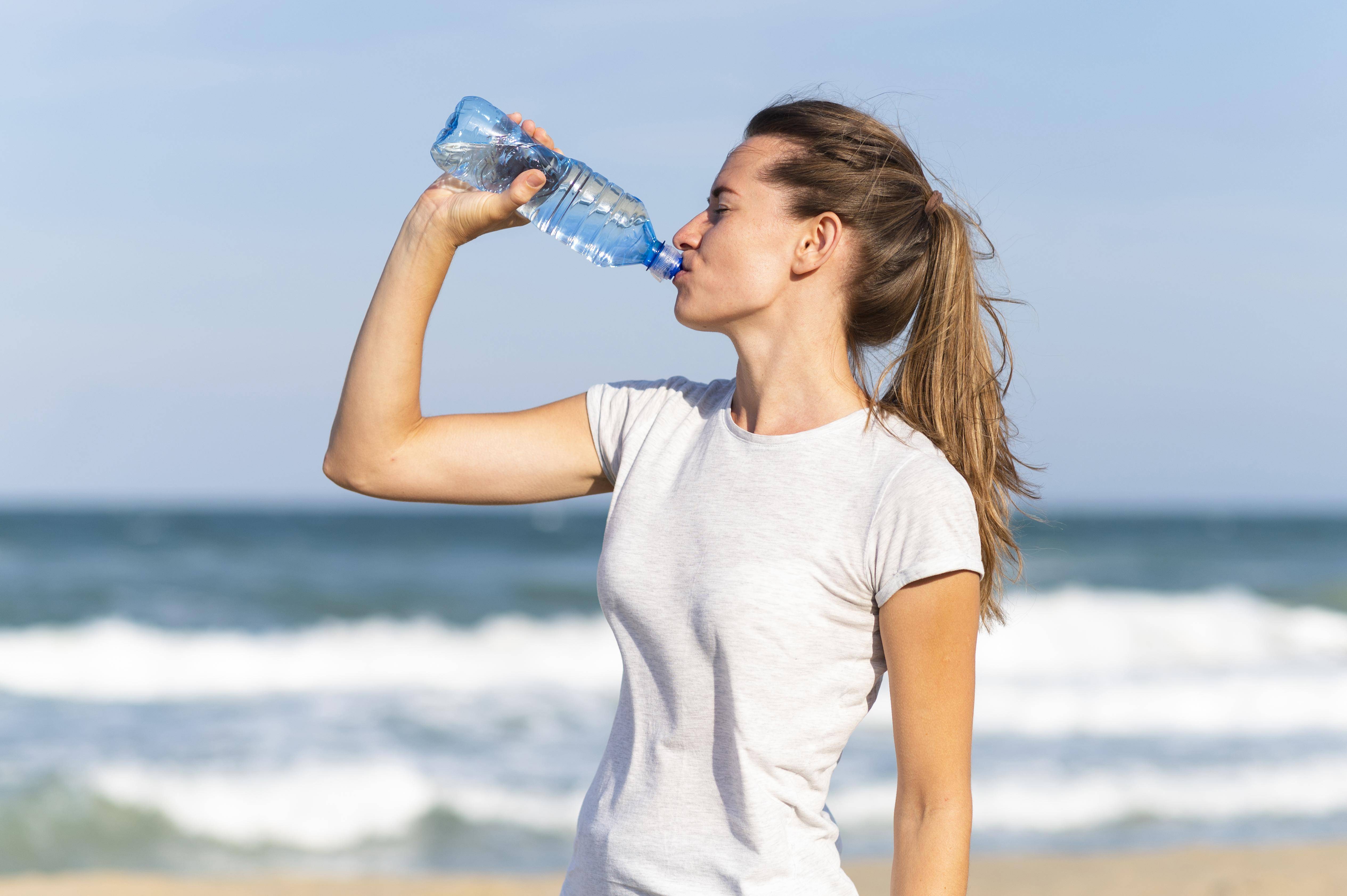 Природа жаждущих. Пить воду. Девушка с бутылкой воды. Вода питьевая человек. Бутылка для воды.