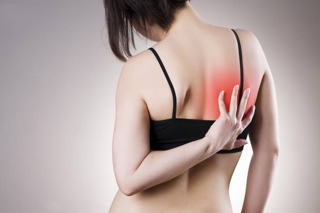 Боль в спине между лопатками: причины, лечение, почему болит спина