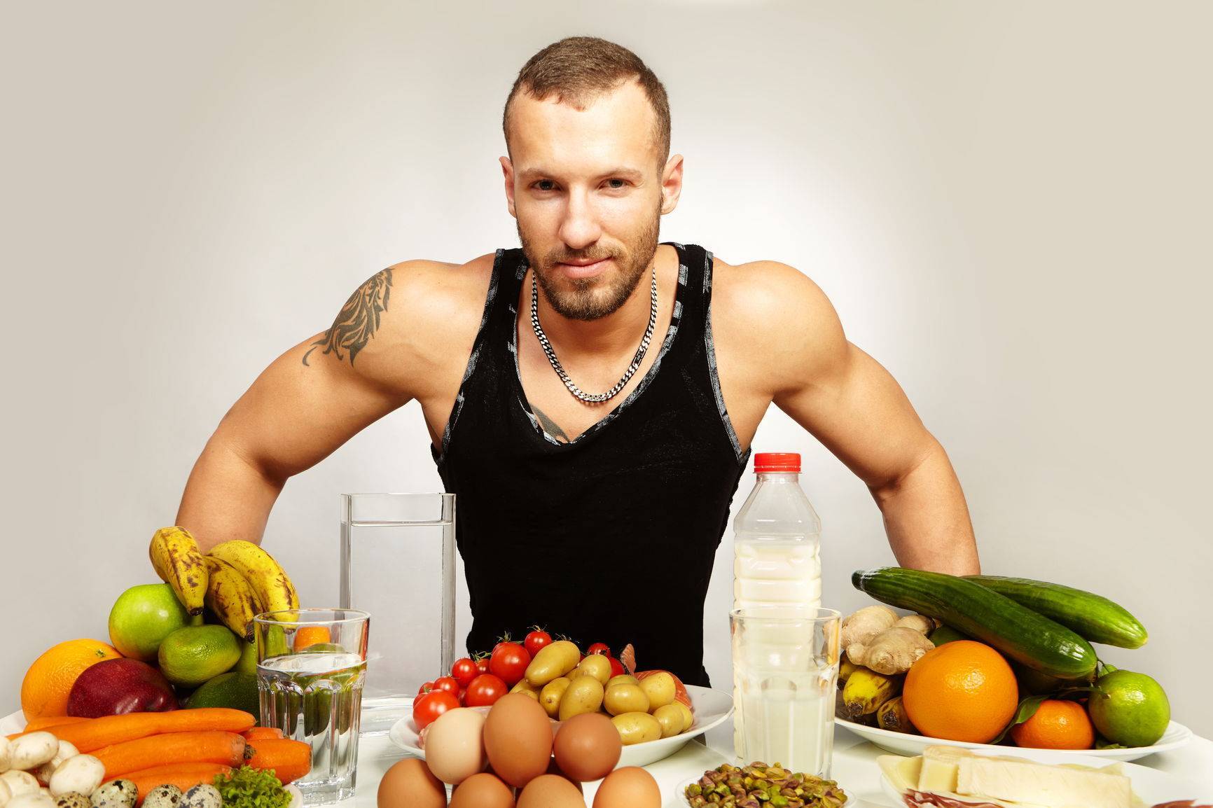 Вегетарианец есть яйца. Здоровое питание. Питание спортсменов. Здоровое питание спортсмена. Правильное питание для мужчин.