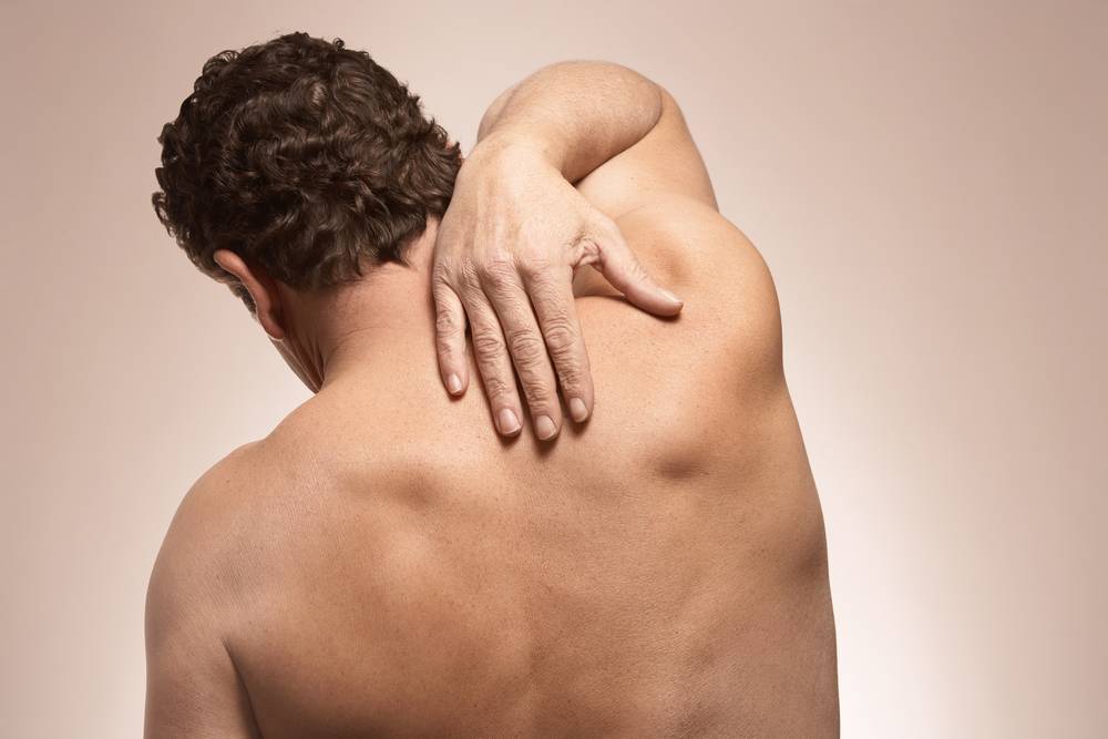 Почему возникает боль в спине между лопатками: причины и методы лечения
