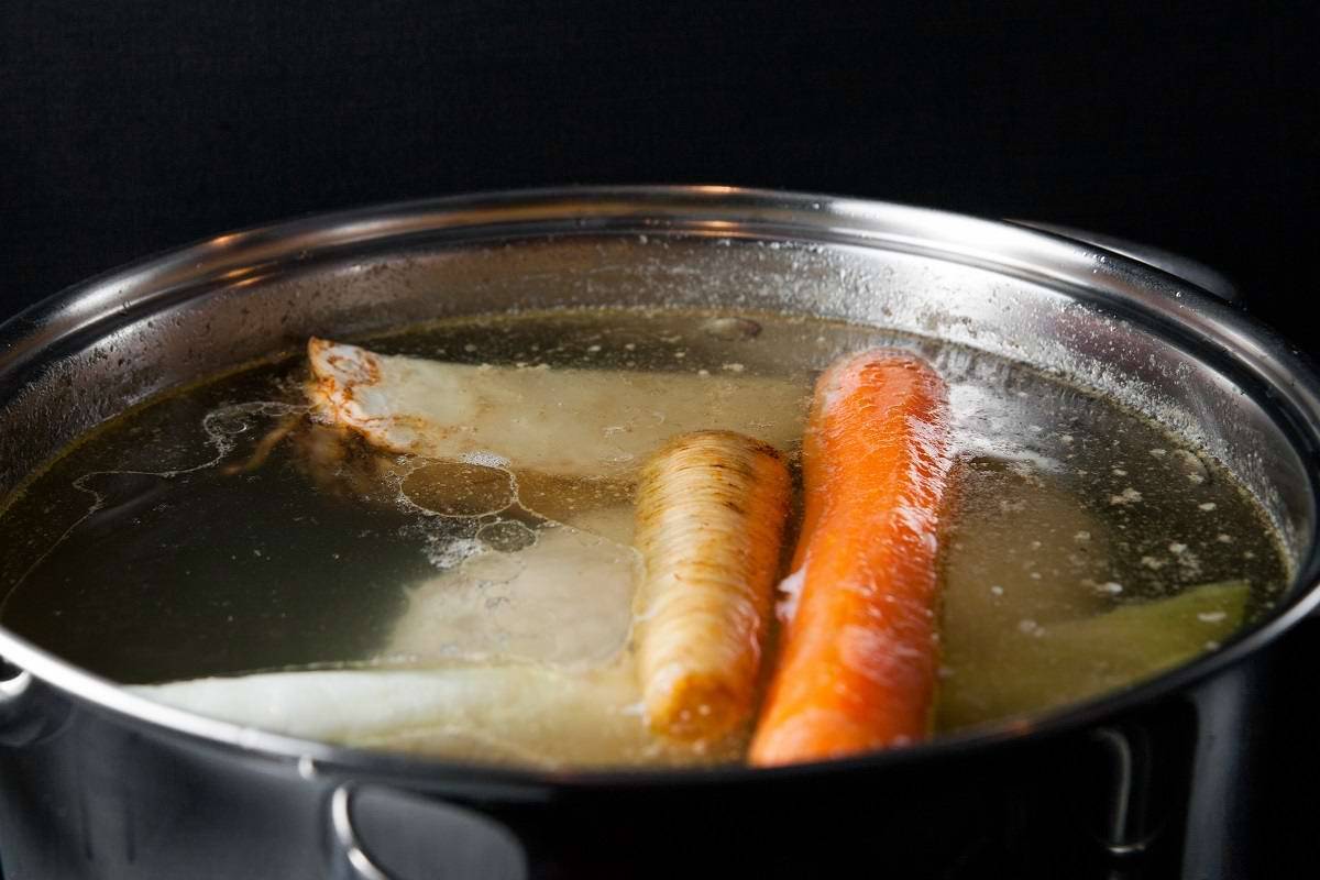 Зачем сливать первую воду при варке бульона?